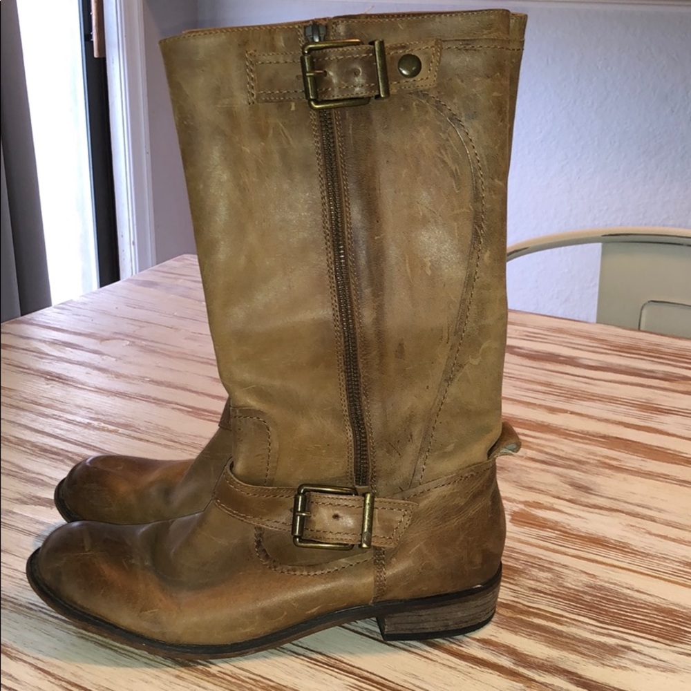 Buckles/worn look!! Comfortable! Leather uppers.